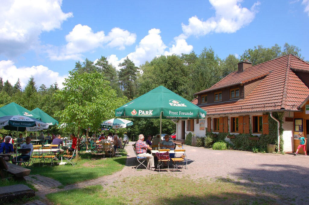 Vereinshütte im Schneiderfeld mit Biergarten
